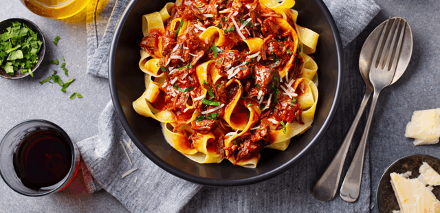 Faça uma macarronada com um delicioso molho de carne e massa no ponto certo
