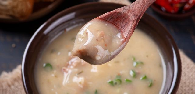Caldo de mandioca com carne cremoso e delicioso