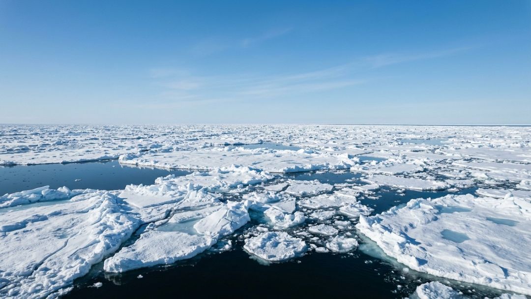 A Antártida apresenta temperaturas muito mais frias devido à sua altitude elevada e ao isolamento geográfico de sua plataforma rochosa.