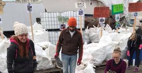 Plástico encontrado no mar vira embalagem para cosméticos