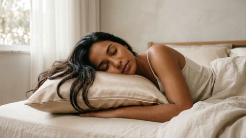 Uma fronha simples pode fazer diferença no cabelo de quem acorda todos os dias lutando contra frizz e fios embaraçados