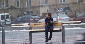 Colocaram uma criança passando frio na rua para ver a reação das pessoas