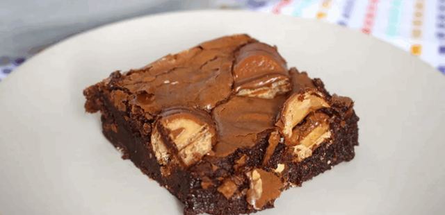 Três chocolates, zero erro: o brownie dos sonhos para fazer agora mesmo