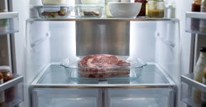 Deixar a carne congelada descongelando sobre a bancada parece mais rápido, mas a temperatura ambiente favorece a multiplicação de bactérias: no Canadá, a orientação é usar geladeira, micro-ondas ou água fria