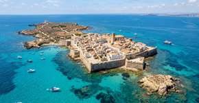 A menor ilha habitada da Espanha: um paraíso natural com uma vila murada, praias de águas turquesa e trilhas para caminhadas