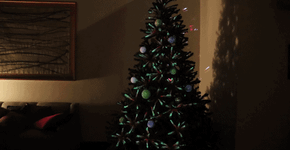 Árvore de Natal surpreende com iluminação de projeção mapeada
