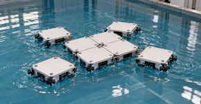Engenheiros desenvolvem oito barcos robóticos de 21 centímetros que se conectam sozinhos na água e formam plataformas flutuantes inspiradas em formigas