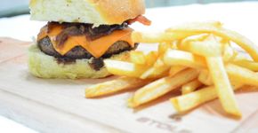 Experimente esse burger com molho de cerveja, bacon e cheddar