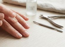 Featured side: Nem cortar, nem empurrar a cutícula: deixá-la intacta ajuda a proteger a raiz da unha