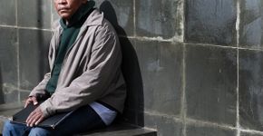 Homem continua faculdade de enfermagem após virar morador de rua