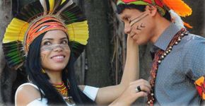 Formados médicos, índios pataxó vão à colação vestidos a caráter
