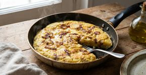 Julia, uma avó cozinheira de 86 anos: “Para a omelete de batata, eu pico a cebola pequena e frito junto com as batatas.”