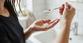 Misturar duas colheres de sopa de açúcar com shampoo: para que serve e por que é recomendado