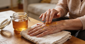 Como recuperar mãos muito ressecadas para que voltem a ficar macias usando mel e creme hidratante; método simples e eficaz