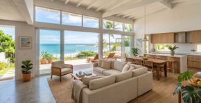 Eles herdaram uma casa escura e a remodelaram para transformá-la em um verdadeiro sonho de praia
