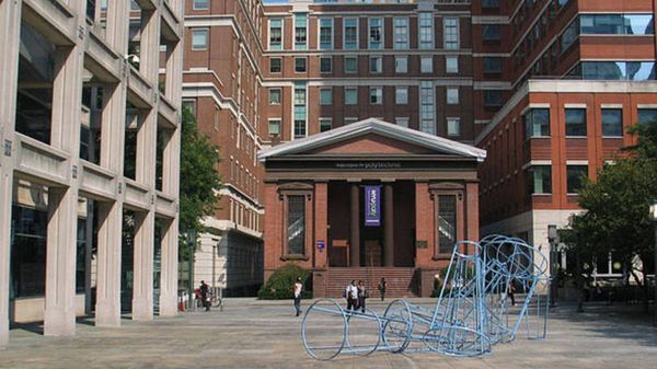 5º lugar: Universidade de Nova York - Ex-alunos com mais de US$ 30 mi	: 860; Parcela dos super ricos no mundo: 0,4%