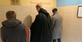 Vestimenta protege homens que têm vergonha de urinar em mictório