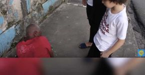 Pediram para este menino jogar água no mendigo e ele fez isso