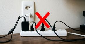Televisão, computador e videogame podem continuar consumindo energia mesmo quando parecem desligados: na Austrália, a orientação é cortar a alimentação na tomada dos aparelhos que não precisam permanecer ligados, reduzindo o chamado consumo em standby