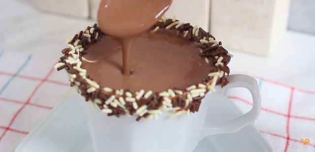 Chocolate quente de brigadeiro para adoçar e aquecer a alma