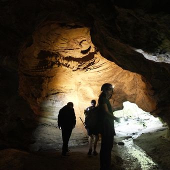 Featured mobile: Ibitipoca revela grutas de quartzito entre trilhas, cachoeiras e mirantes