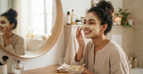 Uma pitada de farinha de arroz basta: a máscara facial caseira com iogurte e cúrcuma que ajuda a devolver o brilho à pele sem ir ao salão
