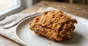 Trocar parte da farinha por amido de milho pode mudar completamente uma fritura: o ingrediente ajuda a formar uma cobertura mais seca e crocante sem precisar engrossar o empanado