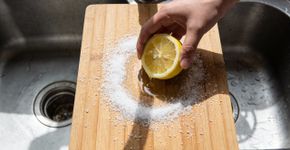 Como deixar a tábua de madeira limpa e sem cheiro com limão e sal grosso
