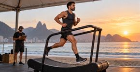 Atleta brasileiro corre 188 quilômetros em esteira sem motor durante 24 horas numa praia do Rio e consegue recorde mundial acompanhado por testemunhas