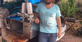 Ele deixou de ser garçom para vender o melhor churros do bairro