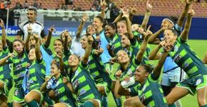 O Incrível Hulk do futebol é feminino e enche o estádio de fãs