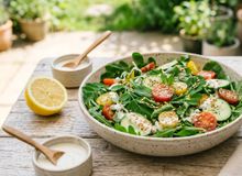 Featured side: Mais cálcio que o leite e mais vitamina C que a laranja: você pode colocar essa folha do seu quintal e na sua comida