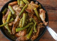 Featured side: Frango caipira com quiabo: aprenda a fazer essa receita tradicional da culinária mineira