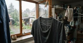 Prenda 2 cabides de arame com abraçadeiras: o truque cria espaço dentro da roupa e ajuda a secar mais rápido em dias de chuva