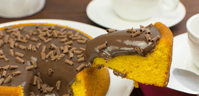 Aprenda a fazer o melhor bolo vulcão de cenoura com chocolate em casa