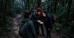 Grupo percebe no meio da trilha que o caminho desapareceu atrás deles e precisa decidir se continua ou volta antes de anoitecer