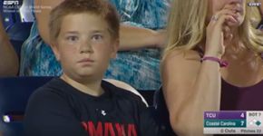 Menino encara câmera em jogo de beisebol e vídeo viraliza