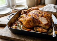 Featured side: Os cozinheiros concordam: “Para obter frango bem dourado, não aumente o fogo, mas sim seque bem a pele antes de assar”
