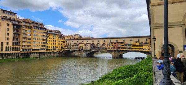 A Ponte Vecchio liga o centro histórico ao bairro boêmio de Oltrarno