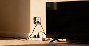 Sua TV apaga do nada? O culpado pode estar na tomada