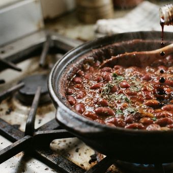 Featured mobile: O feijão cozido fica mais saboroso se você adicionar um ingrediente em comum à panela durante o cozimento