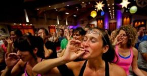 Professora inaugura aula de yoga com maconha na Califórnia