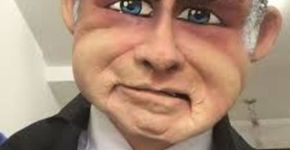 Boneco ventríloquo faz filho de Bolsonaro passar vergonha