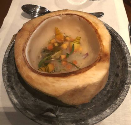 Ostras de mangue, papaya e água de coco (servido em um coco partido ao meio) e Lula, bernaise de maracujá e ervilha por Onildo Rocha 