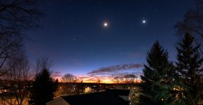O que é aquela luz brilhante no céu depois do pôr do sol?