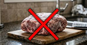 Descongelar carne sobre a bancada parece mais rápido e prático, mas nos Estados Unidos a orientação é usar geladeira, água fria ou micro-ondas: à temperatura ambiente, a parte externa pode favorecer a multiplicação de bactérias