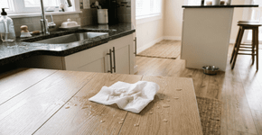 Coloquei papel toalha no piso da minha casa e o resultado foi surpreendente
