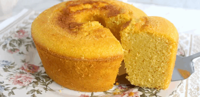 Bolo de milho que leva leite condensado na massa