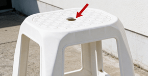 Para que serve o furo redondo no meio da cadeira de plástico?