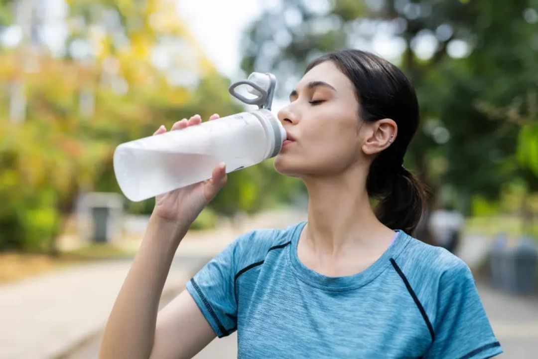 A atenção com a hidratação deve ser redobrada durante os exercícios (Imagem: SurPixel | Shutterstock)